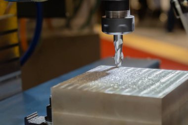 Değirmen makinası metalcilik sergisinde metal işçiliği kesiyor