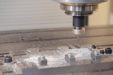 Değirmen makinası metalcilik sergisinde metal işçiliği kesiyor