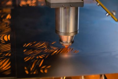 Lazer kesme makinesi koyu kıvılcımlı metal levha ile çalışıyor
