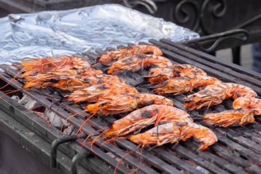 Taze kırmızı langoustine karidesleri, ızgarada karidesleri, sokak yemeklerini pişirme süreci