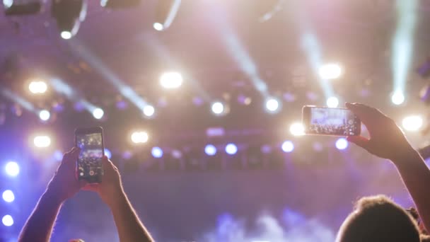 Lidé ruce nahrávání videa živé hudby koncert s chytrým telefonem v noci — Stock video