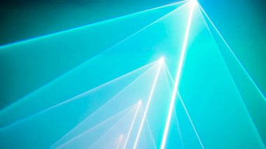 Karanlık odada renk ışınları ya da ışınlar olan parlak lazer gösterimi kurulumu