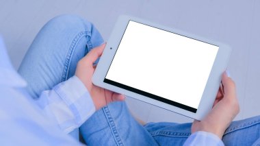 Boş beyaz ekranlı tablet bilgisayara bakan kadın - konsepti uydur