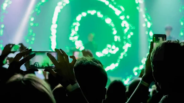 Pessoas tirando foto ou gravando vídeo de concerto de música ao vivo com smartphone — Fotografia de Stock
