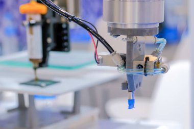 Modern robot sergisinde çalışırken otomatikleştirilmiş robotik kol - görüntüyü kapat