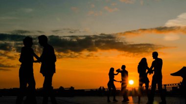 Bir grup insan dans etmeyi öğreniyor.