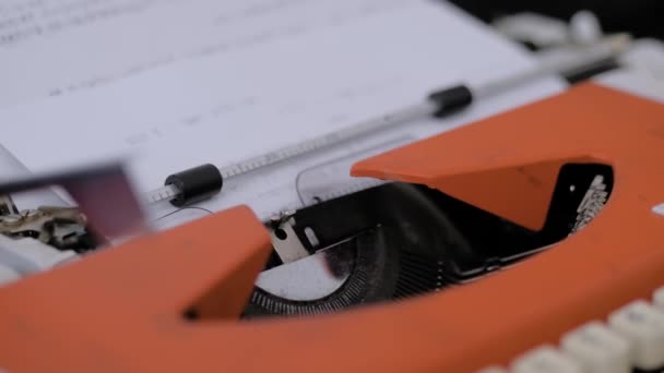 Tutup tampilan: mesin tik vintage lama dengan selembar kertas - mengetik teks — Stok Video