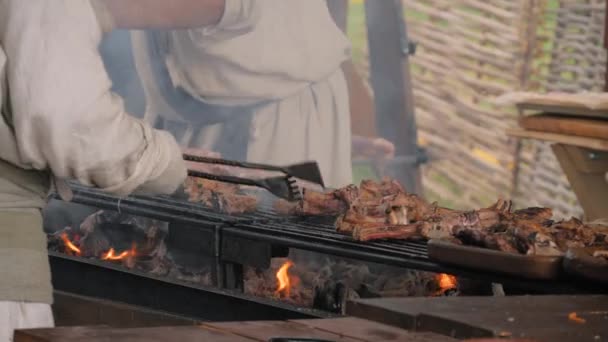 Повільний рух: кухарі смажать яловичину або свинячі ребра, стейки на мангалі: крупним планом — стокове відео