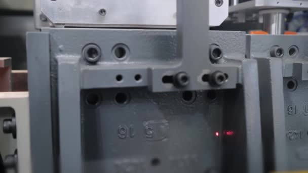 Automatický vyfukovací stroj: výroba prázdných oranžových plastových kanystrů — Stock video