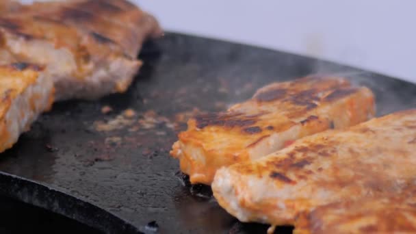 Aşçı maşayla Brezilya usulü biftek pişiriyor. Yaklaş, yavaş çekim. — Stok video