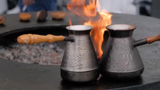 Turkse koffie bereiden met zwarte cezve of ibrik op street food festival — Stockvideo