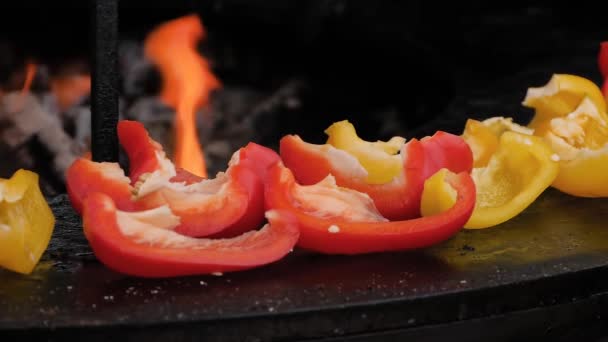 Proces vaření papriky na grilu na trhu pouličních potravin - zblízka — Stock video