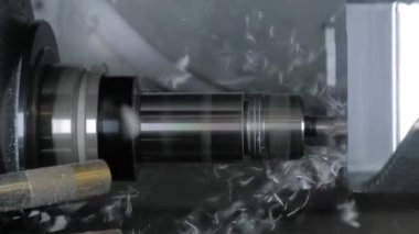 Otomatik cnc, fabrikada metal işçiliği kesen bir makineye dönüşüyor.