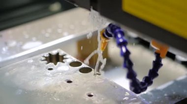 Yavaş çekim: cnc tel kesme makinesi kıvılcımlı metal levha ile çalışıyor