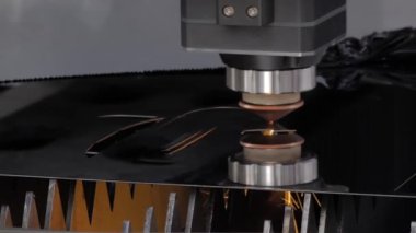 Kıvılcımlı metal levha ile çalışan otomatik lazer kesme makinesi: Kapat