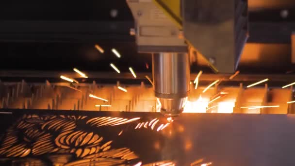 Automatyczna maszyna do cięcia laserowego cnc z blachą z iskrami — Wideo stockowe