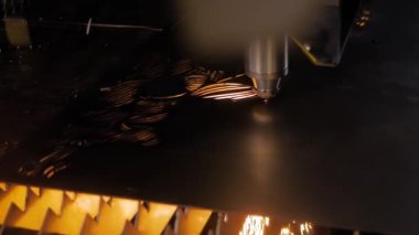 Lazer kesme makinesi levha metalle çalışıyor, kıvılcımlarla, yavaş çekim.