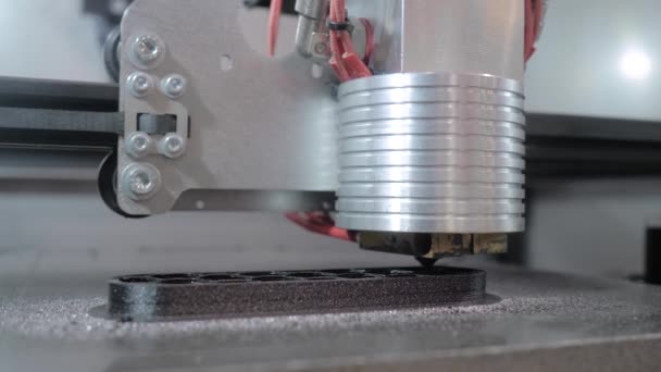 Automatischer dreidimensionaler 3D-Drucker, der Plastikmodelle druckt — Stockvideo