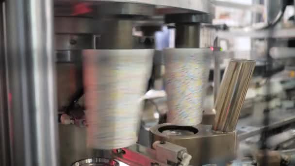 Máquina automática de fabricación de taza de papel de café durante el trabajo en la exposición — Vídeo de stock