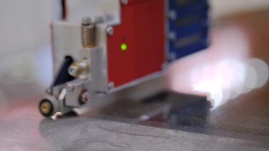 Taş oyma makinesi siyah granit mezar taşına resim oyuyor. Kapatın.