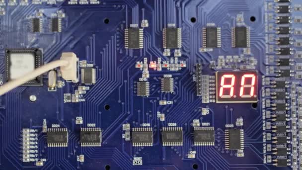 Printed circuit board - pcb voor lift met display module op lift tentoonstelling — Stockvideo
