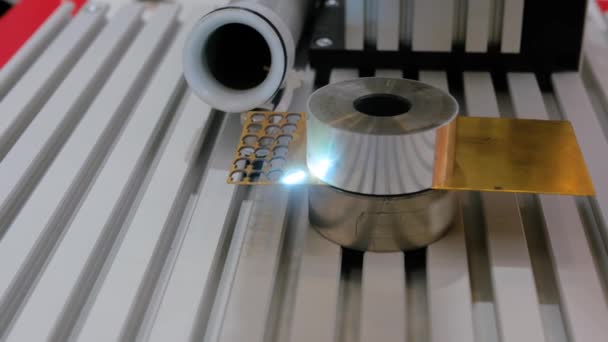 Lasergraveermachine brandend gat op vlakke metalen plaat: close up — Stockvideo