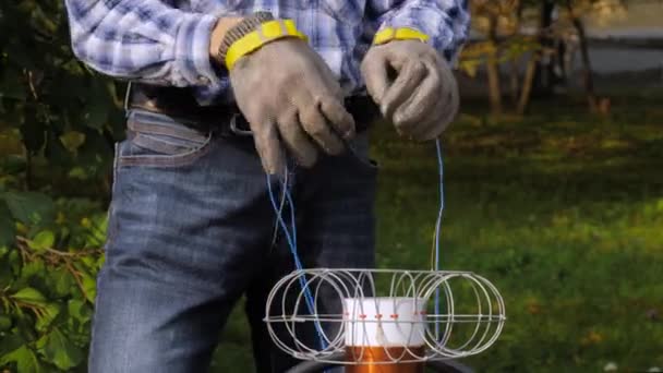 Homme jouant de la musique avec électricité et bobine de tesla au festival de science en plein air — Video