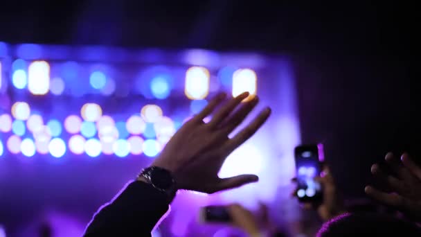 Ağır çekim: Adam rock konserinde sahnenin önünde parti yapıyor. — Stok video