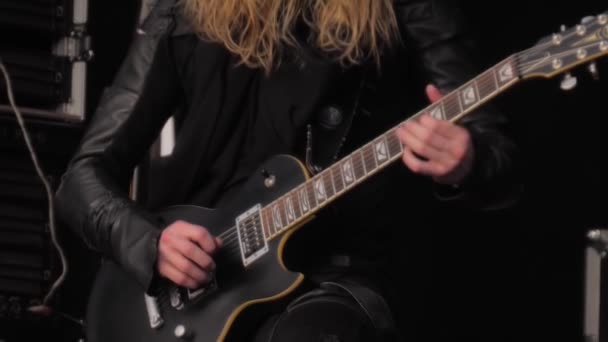 Close-up weergave van de man hand spelen elektrische gitaar op concert podium — Stockvideo