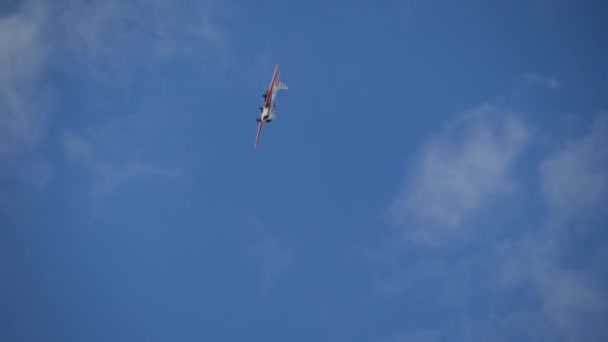 Легкие самолеты летают в голубом небе и выполняют трюки - замедленная съемка — стоковое видео