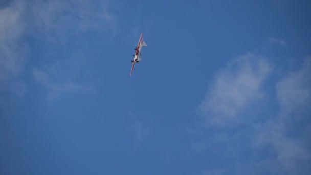 Lätta flygplan som flyger i blå himmel och gör stunts - slow motion — Stockvideo