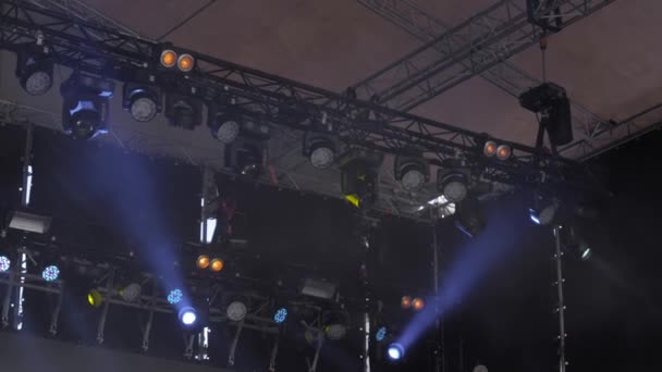 ナイトクラブでのステージのためのカラフルな明るいコンサート照明器具 — ストック動画