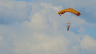 Mavi gökyüzüne paraşütle atlayan paraşütçü - ekstrem spor konsepti