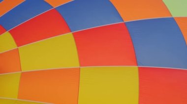 Enflasyon aşamasında sıcak hava balonunun renkli zarfı
