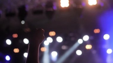 Erkek eller siluet parti, tezahürat, rock konserinde el kaldırma