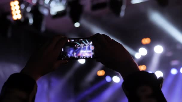 Człowiek ręce nagrywanie wideo koncertu muzyki na żywo ze smartfonem - zbliżenie — Wideo stockowe