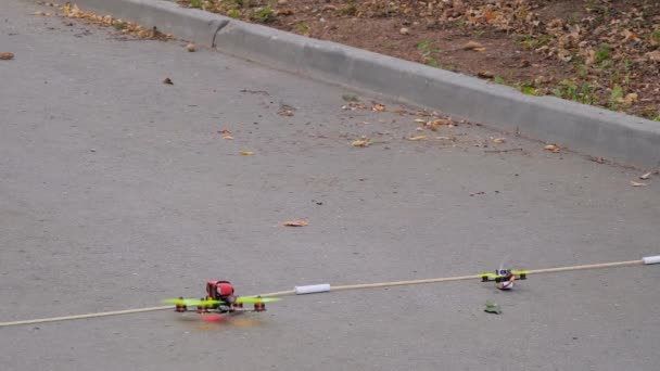 Slow motion - start van de race van handgemaakte drone helikopters. — Stockvideo