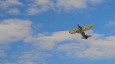 Mavi gökyüzünde uçan ve hava gösterisi sırasında dublörlük yapan çift kanatlı uçaklar