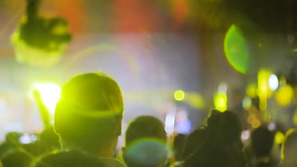 Ralentissez : les gens foule silhouette faire la fête au concert de rock devant la scène — Video