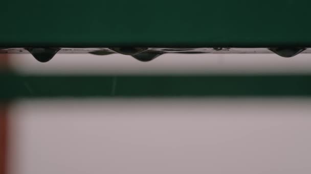 スローモーション-金属製の屋根の貯蔵庫から降ってくる大雨滴-閉じる — ストック動画