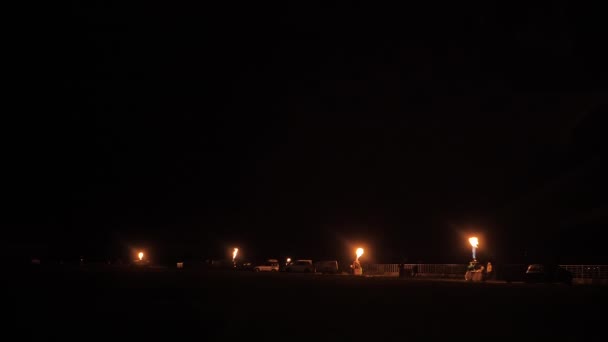 Plamen vycházející z plynových hořáků horkovzdušného balónu v řadě v noci — Stock video