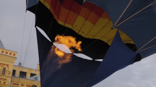 Ogień z palnika gazowego w balonie na ogrzane powietrze podczas festiwalu aerostatyki zewnętrznej — Wideo stockowe