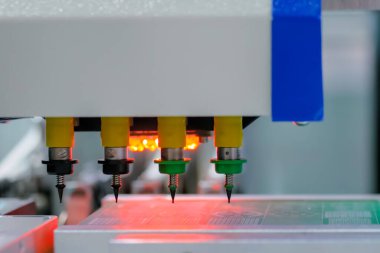 Otomatik KİS seçimi ve bilgisayar devre kartı montajı makinası