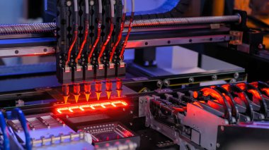 Otomatik KİS seçimi ve bilgisayar devre kartı montajı makinası