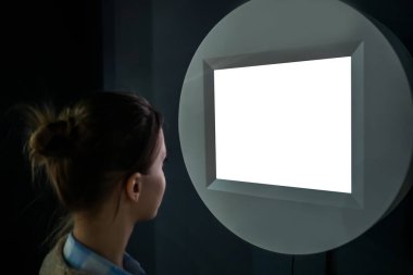 Beyaz ekran konsepti - sergide boş beyaz ekran duvarına bakan kadın