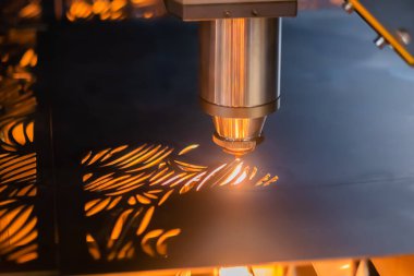 Lazer kesme makinesi koyu kıvılcımlı metal levha ile çalışıyor