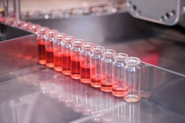 İlaç teknolojisi konsepti - cam şişeli taşıyıcı bant