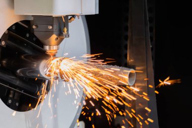 Cnc lazer kesme makinesi kıvılcımlı silindirik metal atölyeyle çalışıyor