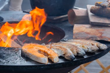 Izgara somon bifteği ve siyah Brezilya uskumrusu üzerine uskumru balığı. Yaklaş.