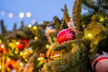 Noel ağacı süslemeleri. Sokakta akşam süsleri. Yeni yıl konsepti.